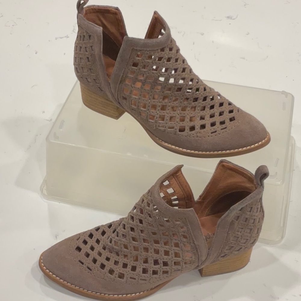 Jeffrey Campbell Taggart Slip On Bootie Laser Cut Upper Tan  Sz. 8 Preowned